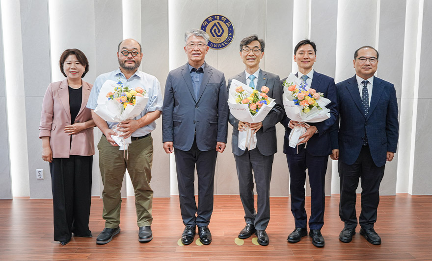 26일 율곡관 총장실에서 열린 이날 행사에는 기부자인 이교범 IT융합대학원장과 조철현 법무법인 고운 대표변호사, 김영호 아주대학교병원 치과병원장이 참석했다. 